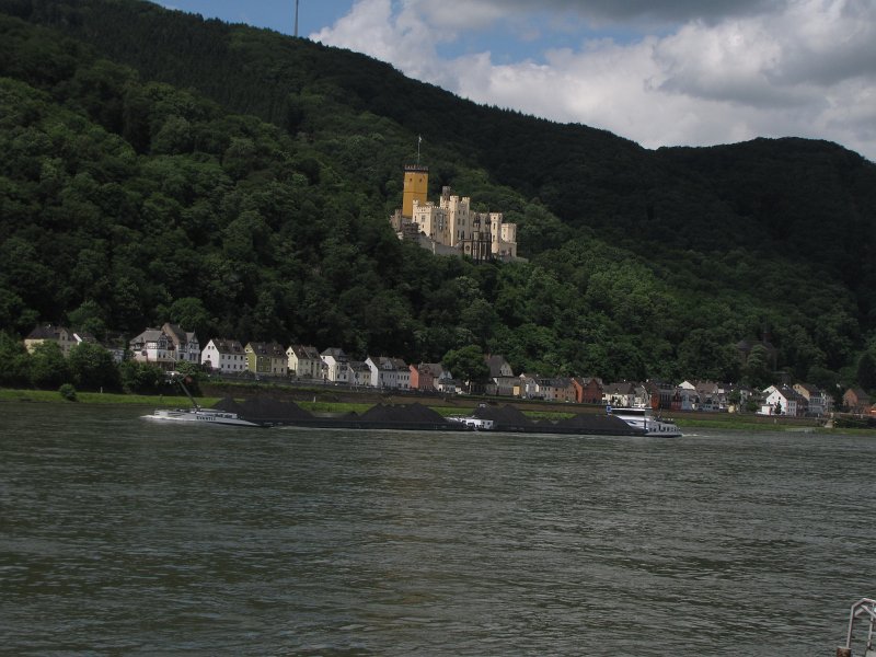 schloss stolzenfels.jpg - Aan de overkant van de Rijn ligt Schloss Stolzenfels. Dit kasteel werd in 1823 door de stad Koblenz aan kroonprins Friedrich Wilhelm kado gedaan. Het kasteel was toen in zeer slechte staat, maar de kroonprins vond dit deel van de Rijn zo mooi dat hij graag de ruïne wilde hebben. Architecten maakten in zijn opdracht van Stolzenfels het mooie kasteel dat het nu is.
